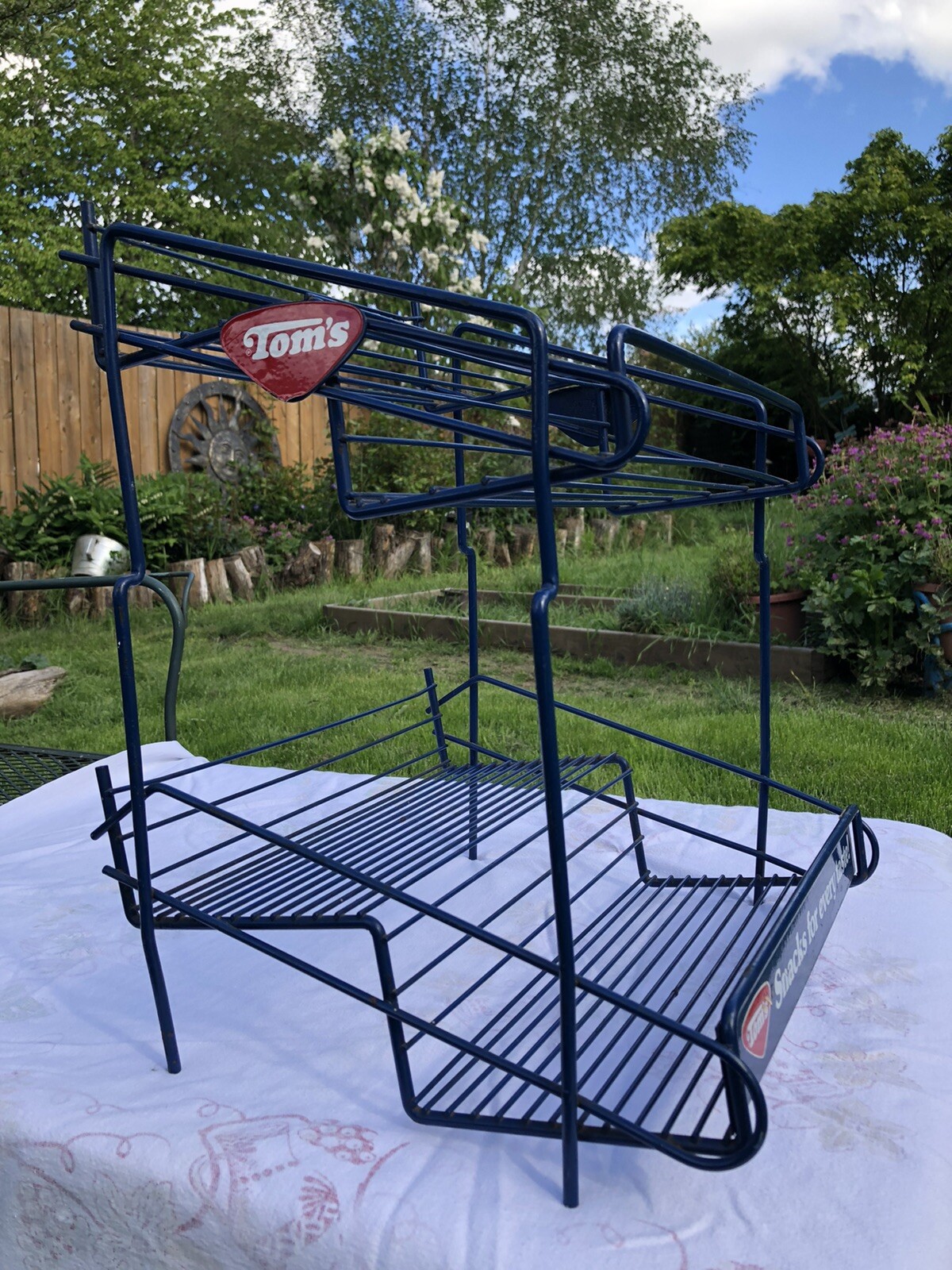 VINTAGE ORIGINAL WIRE “TOM’S” ,,SNACKS FOR EVERY TEST” DISPLAY RACK 17” X 13”
