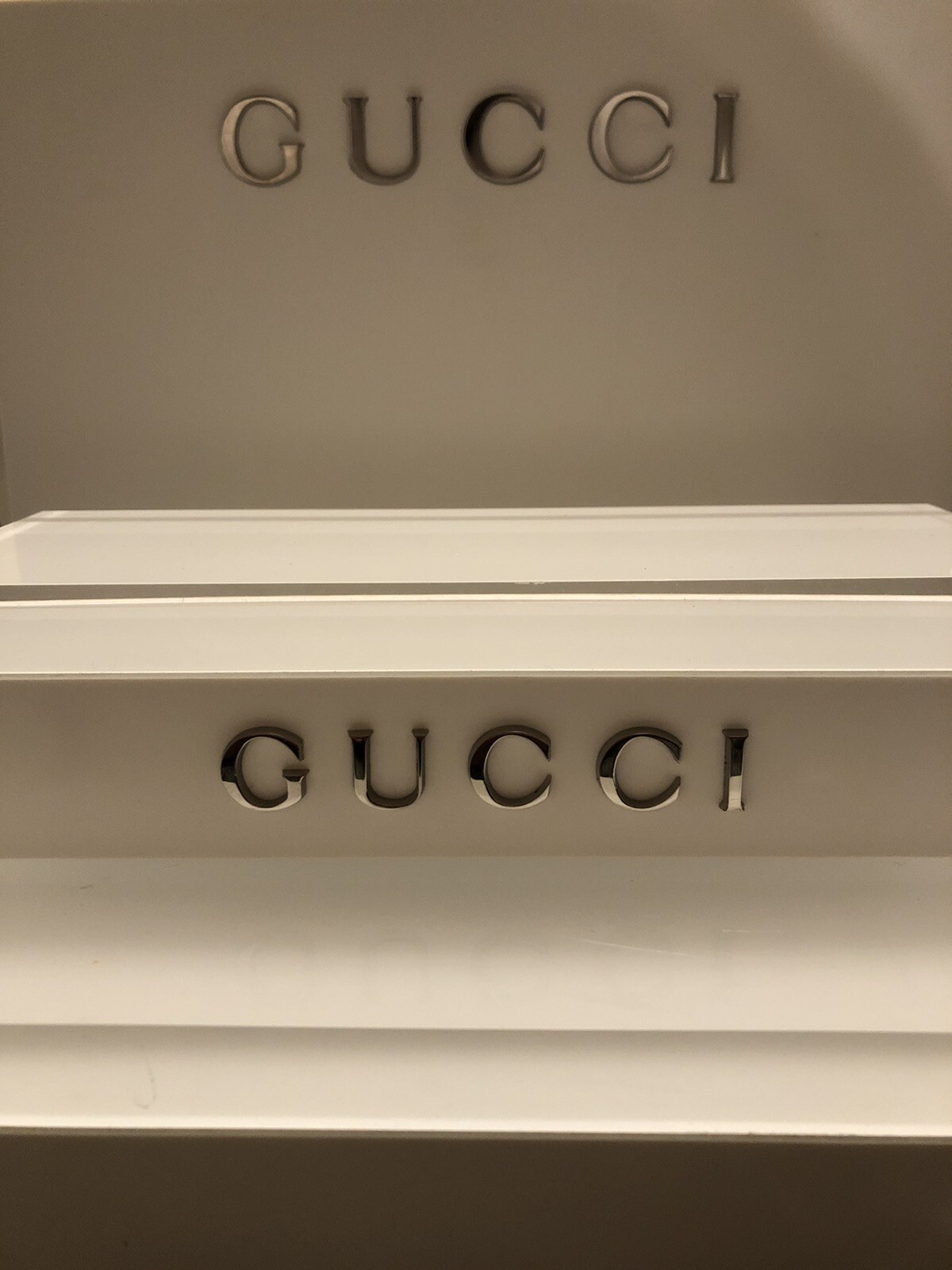 GUCCI Display OFFICIAL DEALER LOGO PLAQUE IN WHITE PLEXIGLASS Silver Gucci