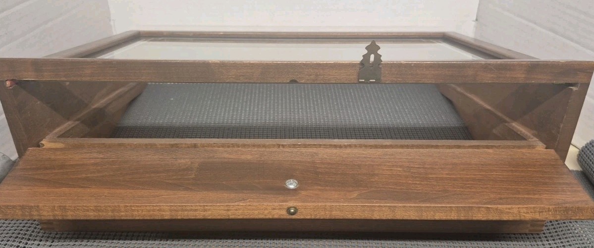 Vintage Gerber Knives Glass Faced Wooden Counter Knife Display – See Pics 4 Dims