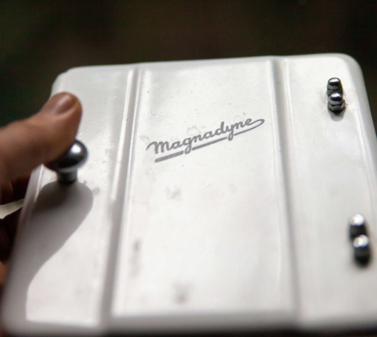 Targa Vintage Metallo Smalto Magnadyne Radio Anni 40 – 50 Bianco Smaltata