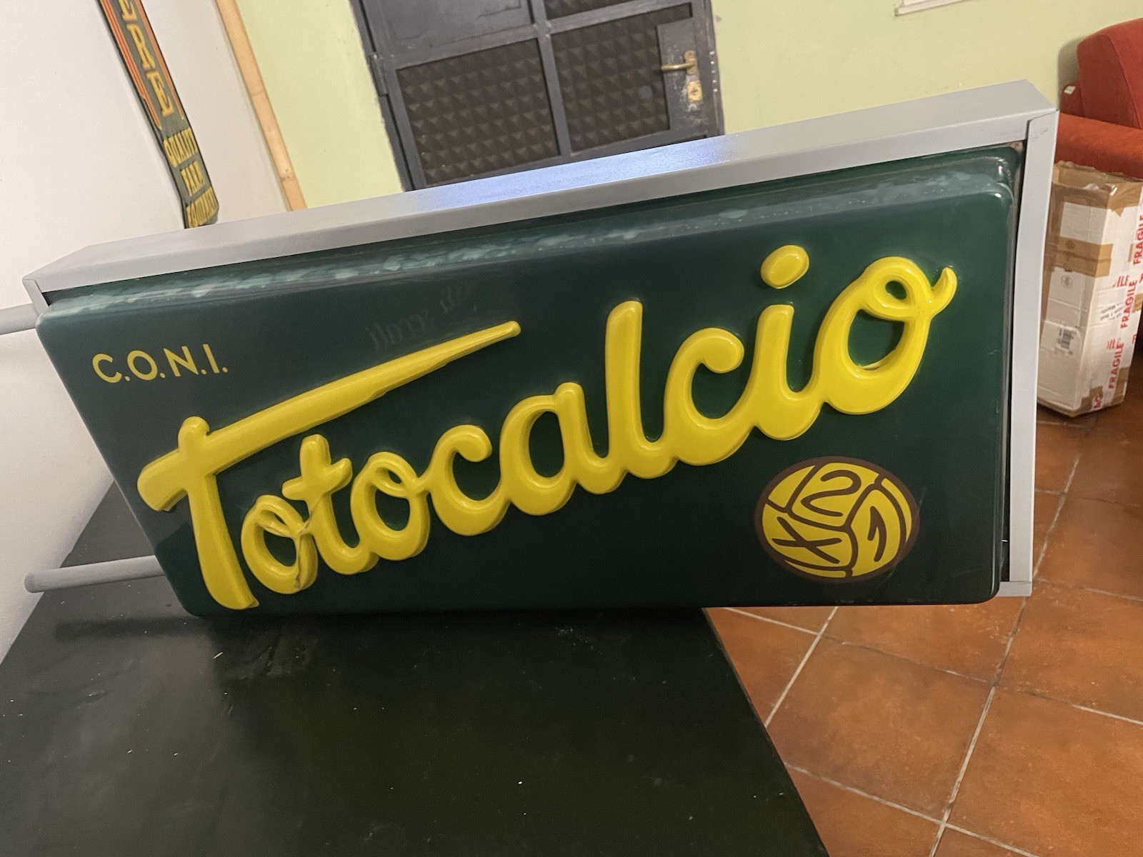 TOTOCAlCIO Two-Sided Light Advertising Sign – With Bracket, Working