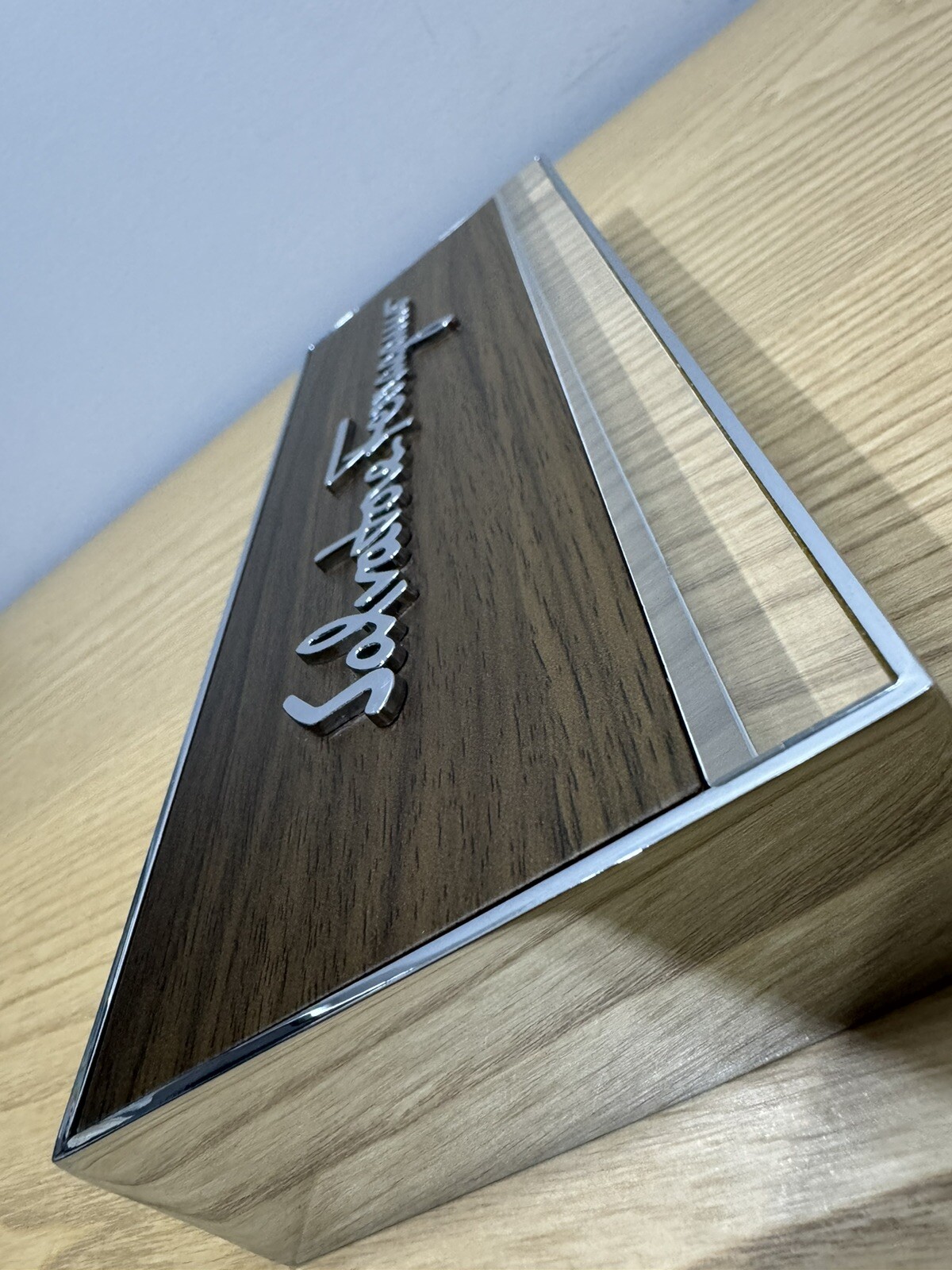 Ferragamo Display OFFICIAL DEALER LOGO PLAQUE IN BROWN PLEXIGLASS GLASS⭐️