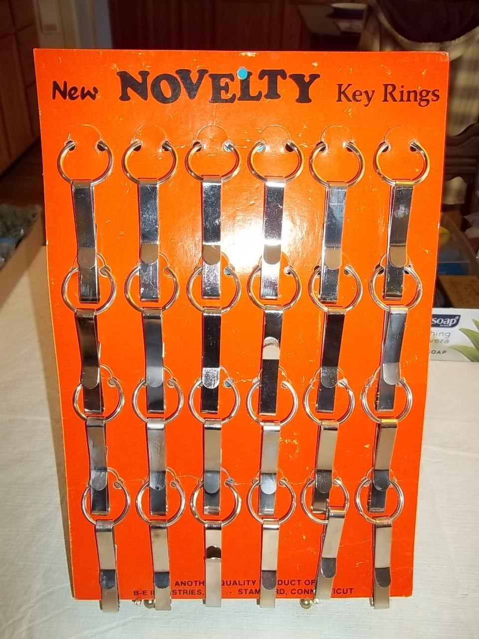 VINTAGE 70s – 80s NOVELTY KEY RINGS STORE DISPLAY 24 BELT CLIPS WITH RING