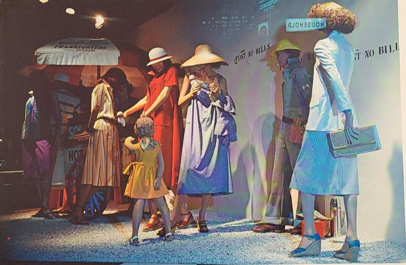 1976 BLOOMINGDALES, NY WINDOW DISPLAY PHOTO PRINT HOT DOGS & ICE CREAM