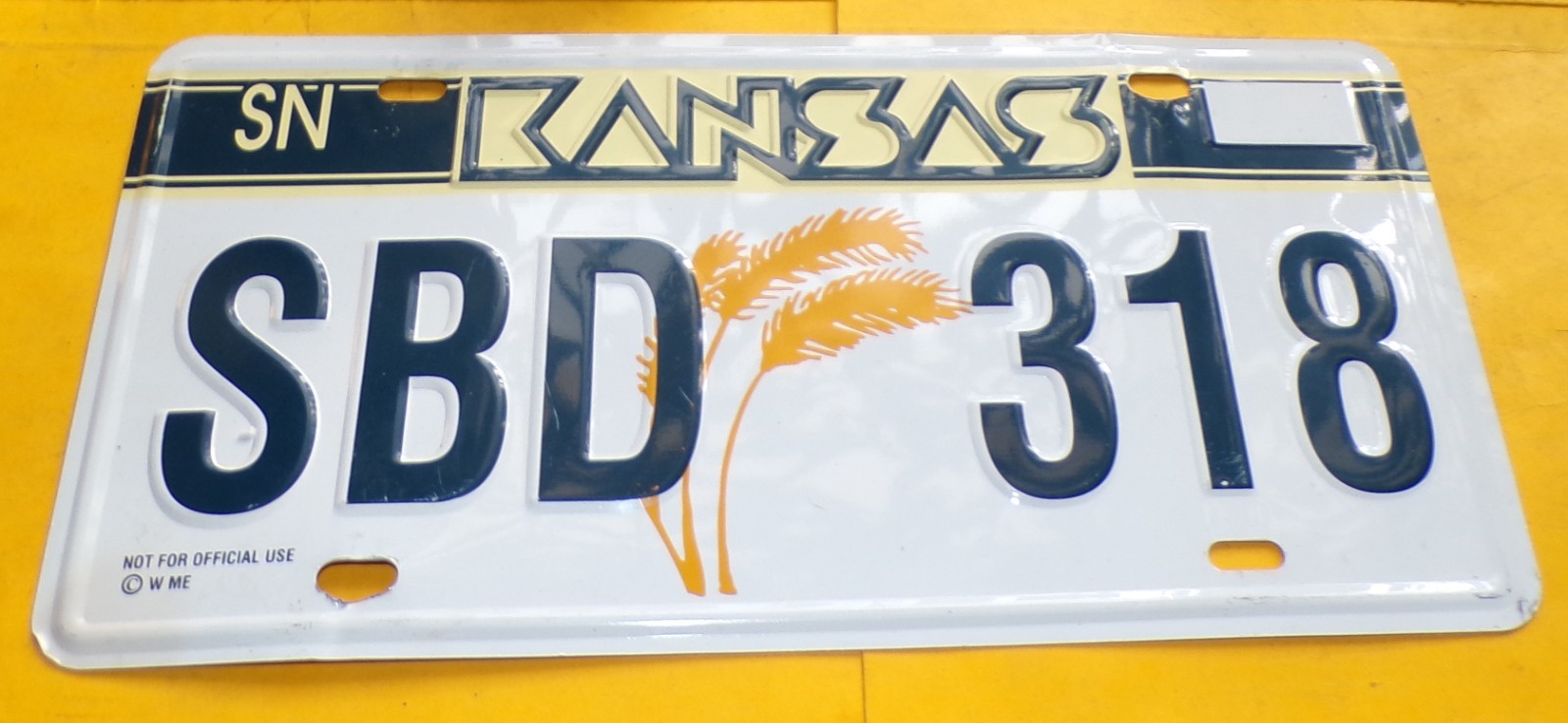 VEHICLE LICENSE PLATE U.S.A.: KANSAS SBD 318, CONDITION SEE PHOTOS. FOR