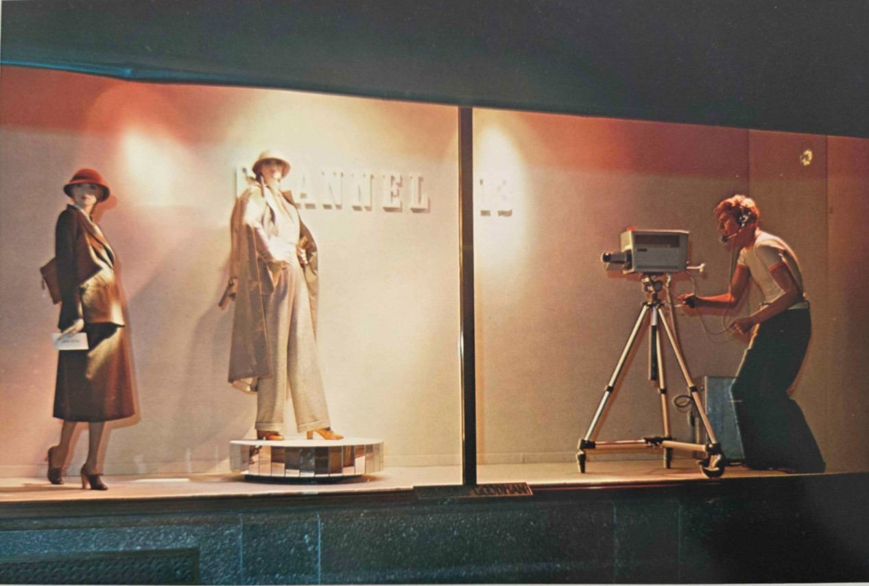 1976 BERGDORF GOODMAN, NY WINDOW DISPLAY PHOTO PRINT CHANNEL 13 PUBLIC BROADCAST