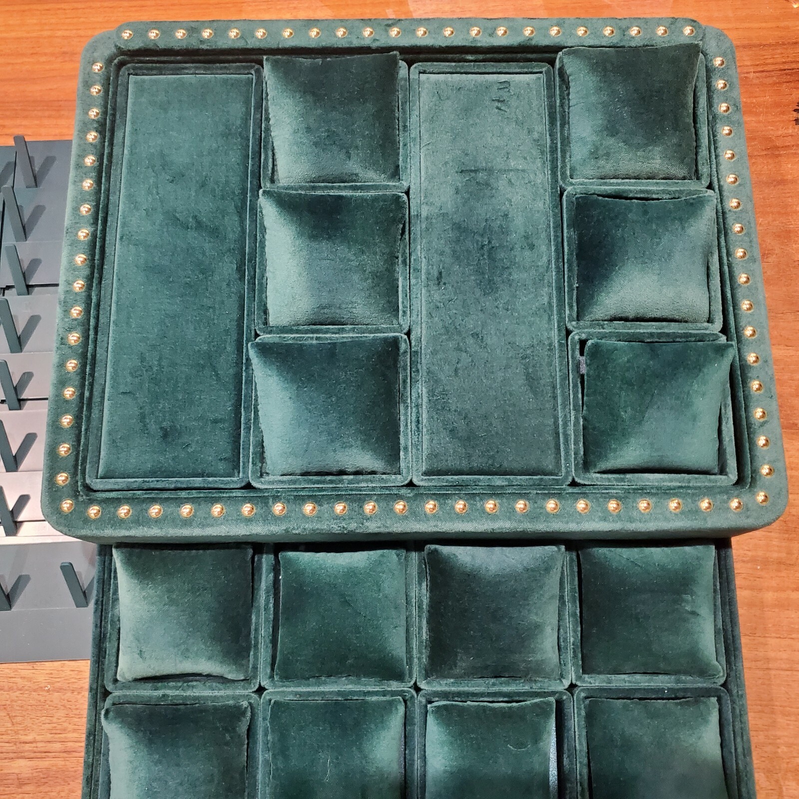 GUCCI – RARE GREEN SUEDE DISPLAY CASE W/ BEE LOGO FOR JEWELRY/WATCHES AUTHENTIC