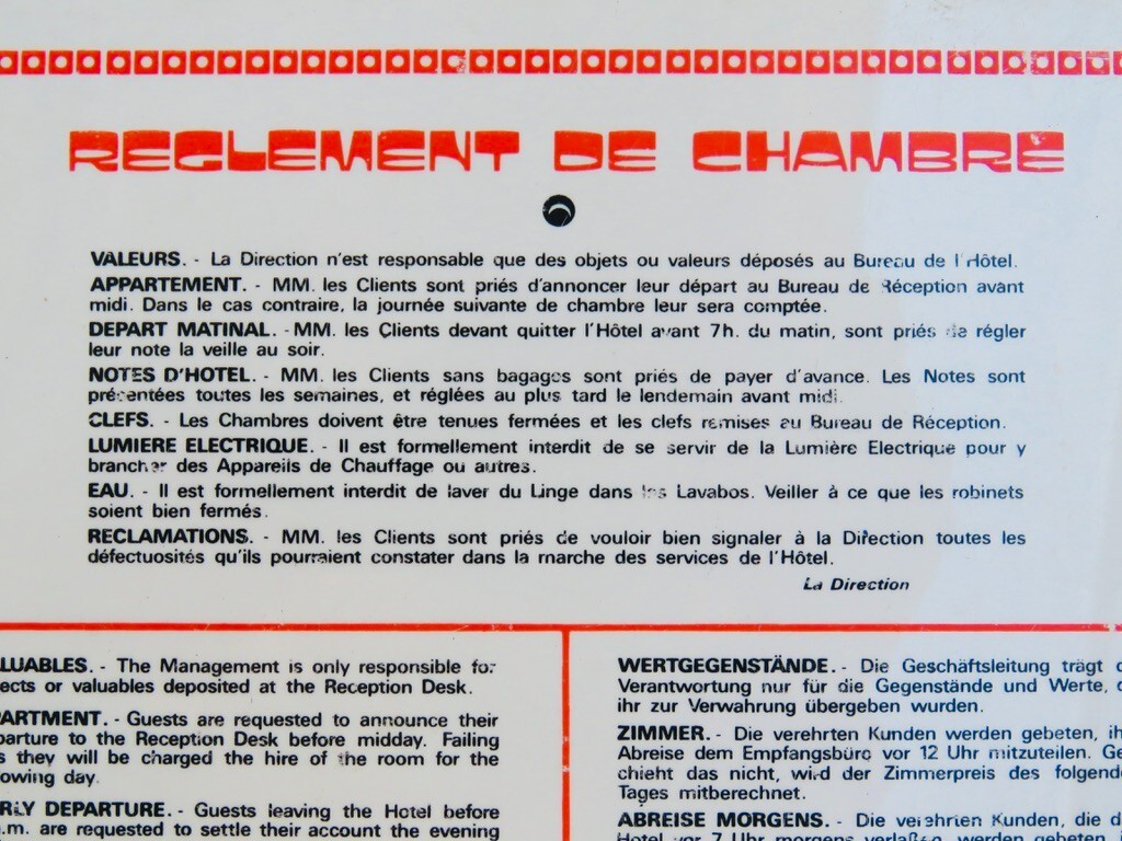 PLAQUE DE RÈGLEMENT D’HÔTEL ANNÉES 1960