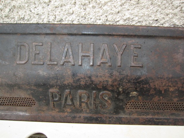 DELAHAY PARIS CAR ACRONYM, PAINTED METAL ENGINE PLATE 1895/1954
