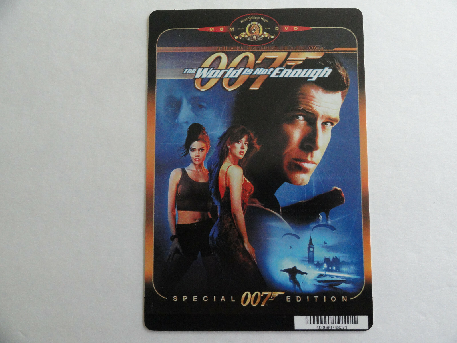 THE WORLD IS NOT ENOUGH PIERCE BROSNAN BLOCKBUSTER BACKER CARD 5″X8″ NO MOVIE