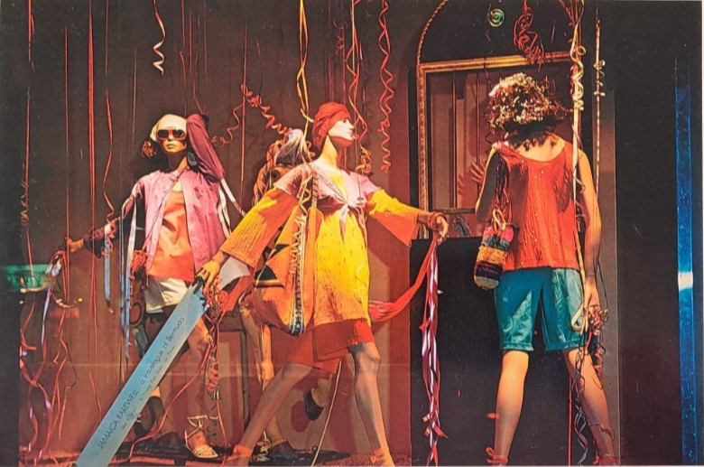 1976 BLOOMINGDALES, NEW YORK WINDOW DISPLAY PHOTO PRINT JAMAICA FAREWELL