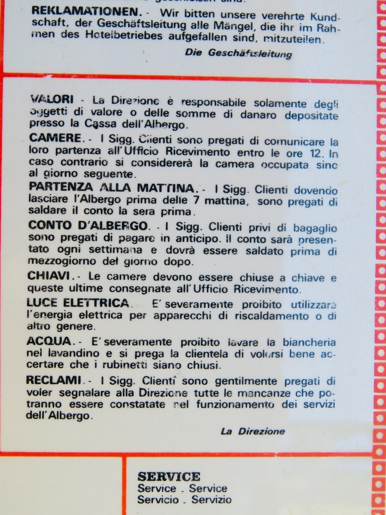 PLAQUE DE RÈGLEMENT D’HÔTEL ANNÉES 1960