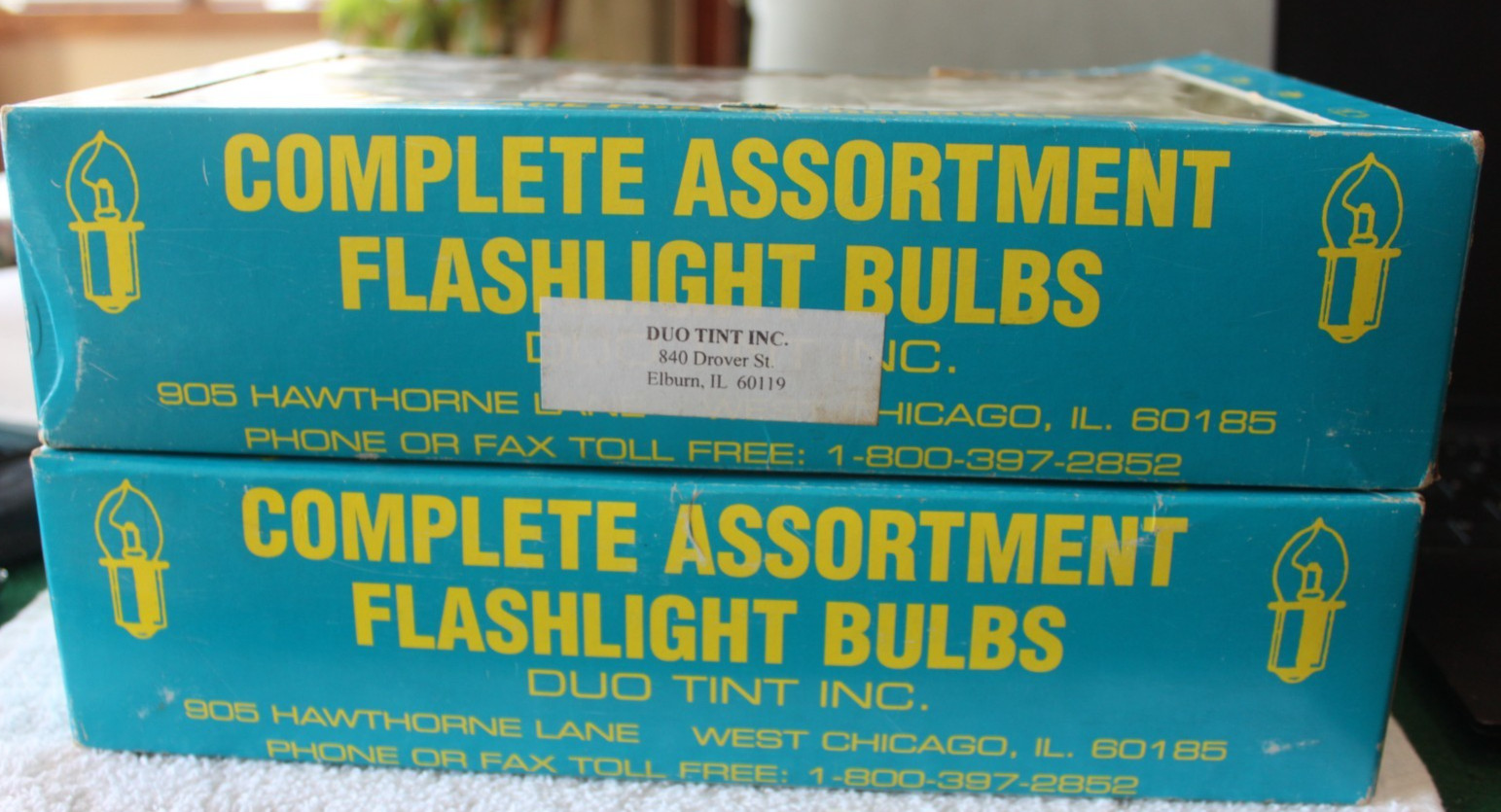 2 Vintage Duo-tint Flashlight & Lantern Bulb Case 4 trays 50%-75% remain each