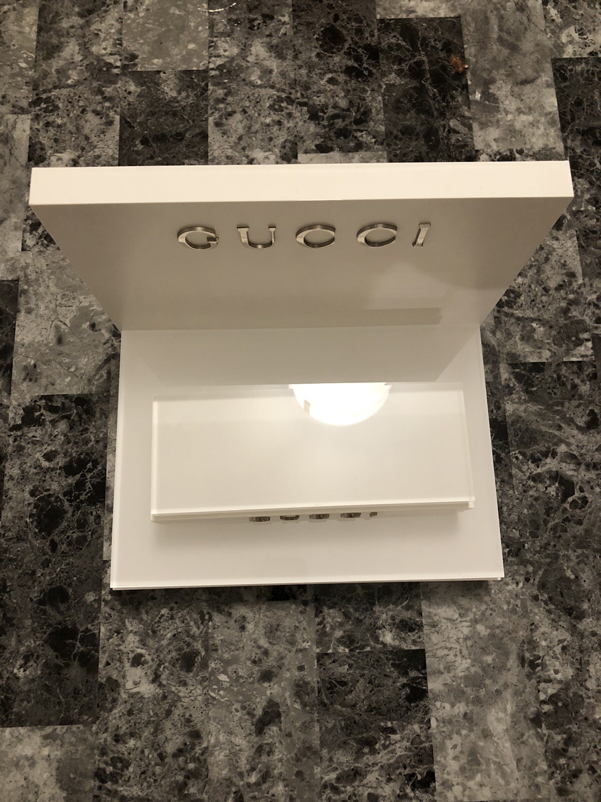 GUCCI Display OFFICIAL DEALER LOGO PLAQUE IN WHITE PLEXIGLASS Silver Gucci