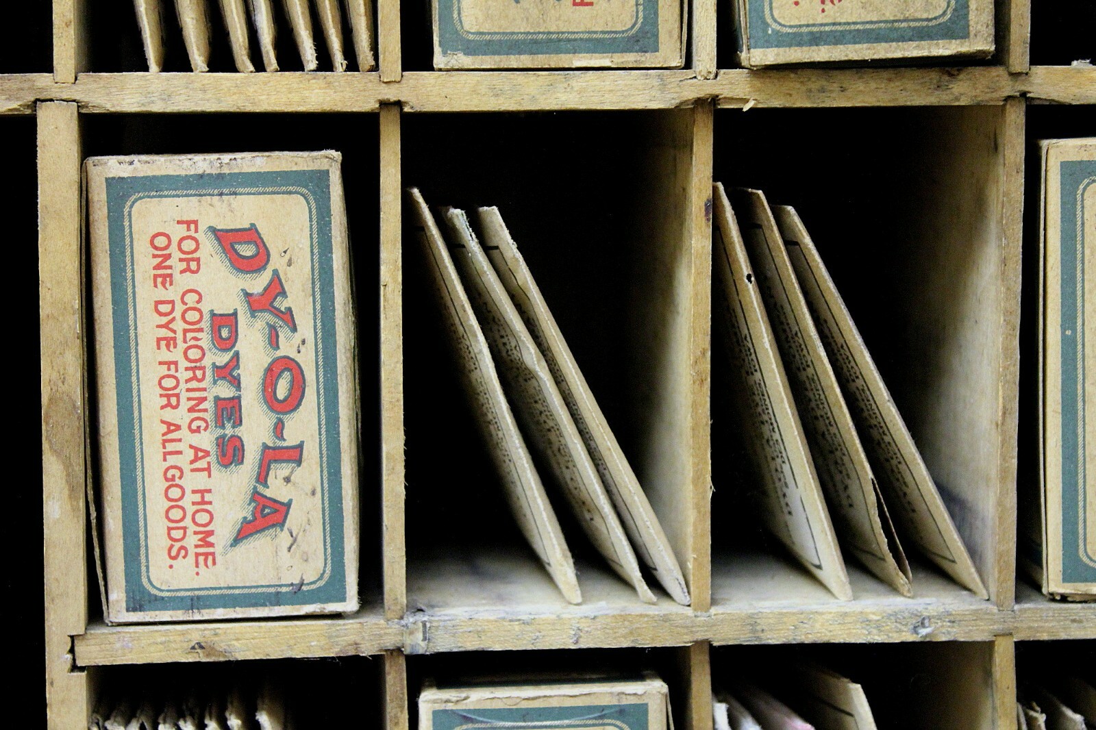 DY-O-LA Dye Store Display Case & 73 Packets Of Dye, Various Colors, c. 1890-1910