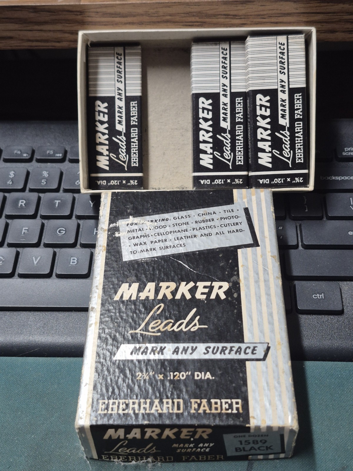 VINTAGE EBERHARD FABER MARKER LEADS #1589 BLACK 2 3/4 X 120″ DIA 5 BOXES + CASE