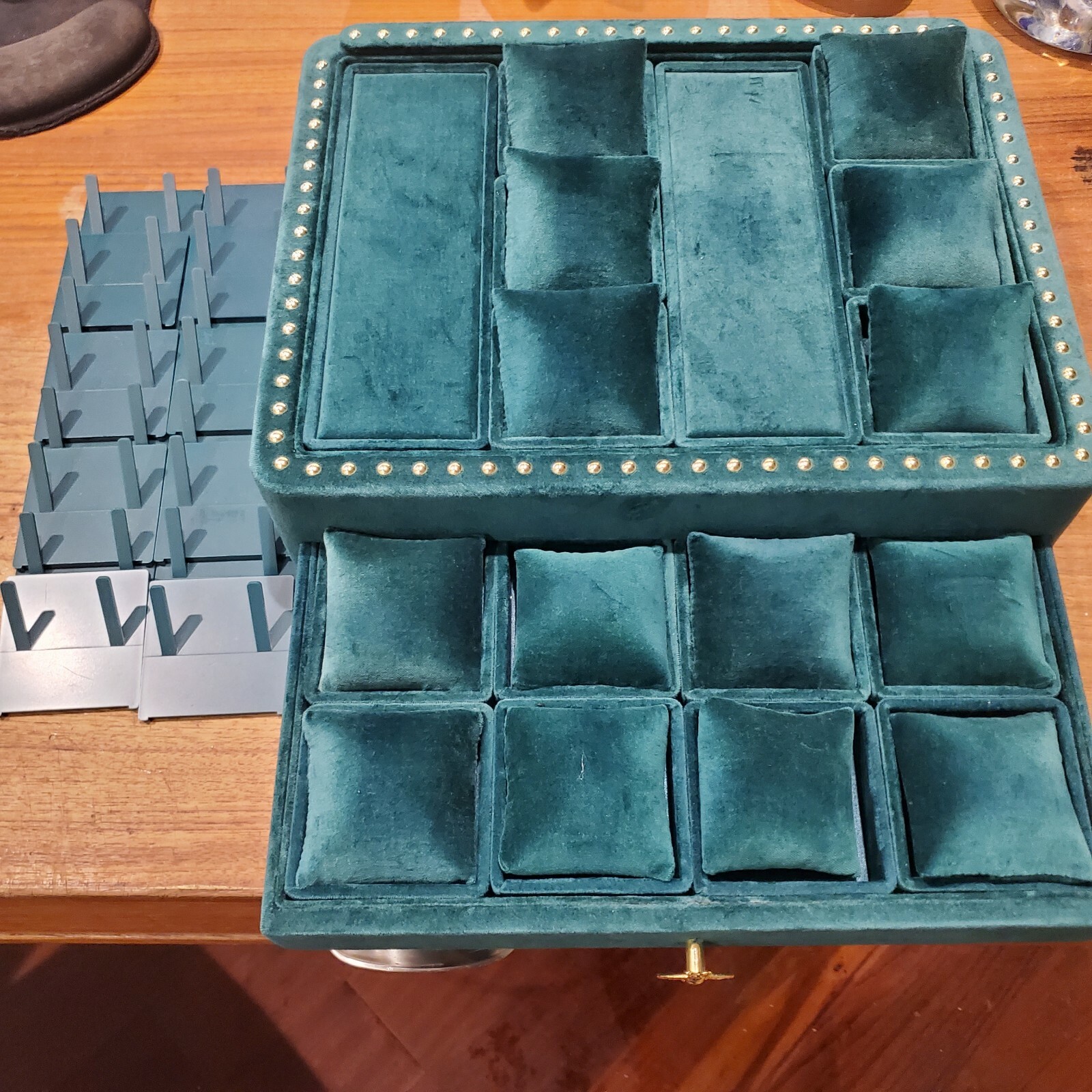 GUCCI – RARE GREEN SUEDE DISPLAY CASE W/ BEE LOGO FOR JEWELRY/WATCHES AUTHENTIC