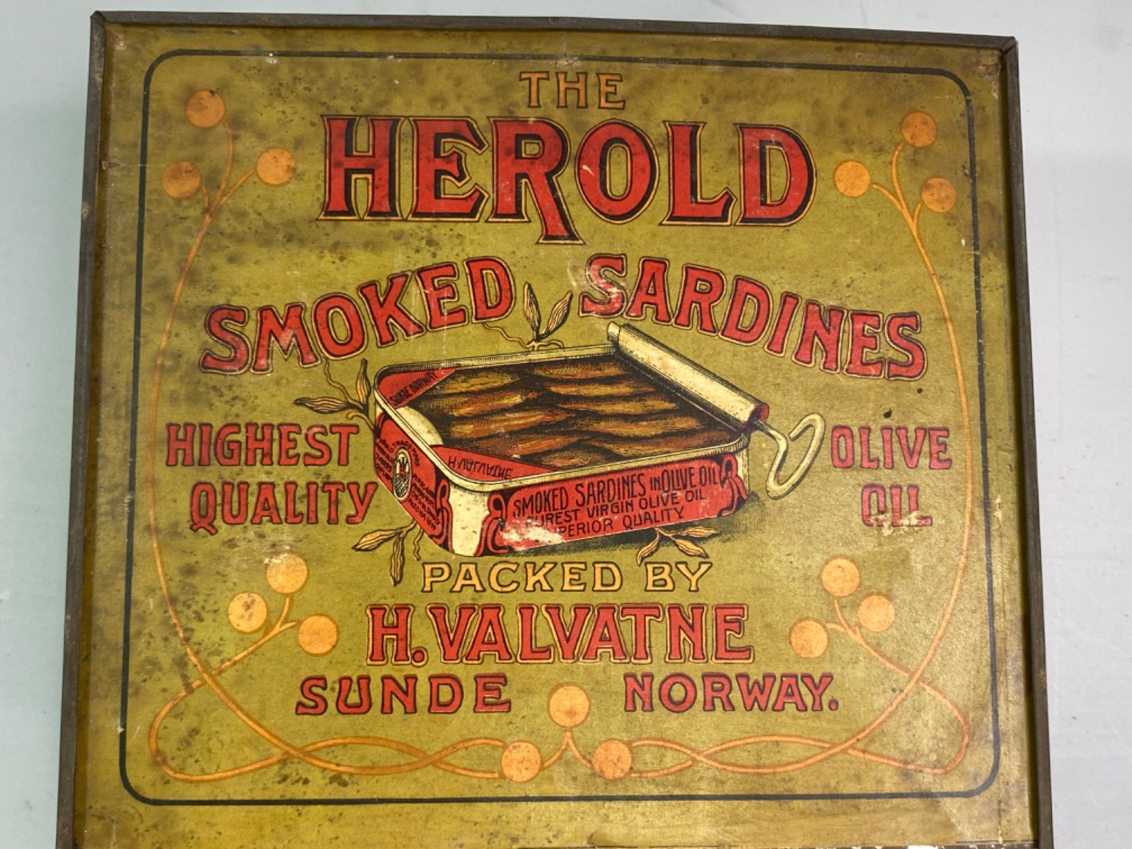 Vintage C. 1900 Harold Smoked Sardine Valvathe Norway Tin Case Display Graphics
