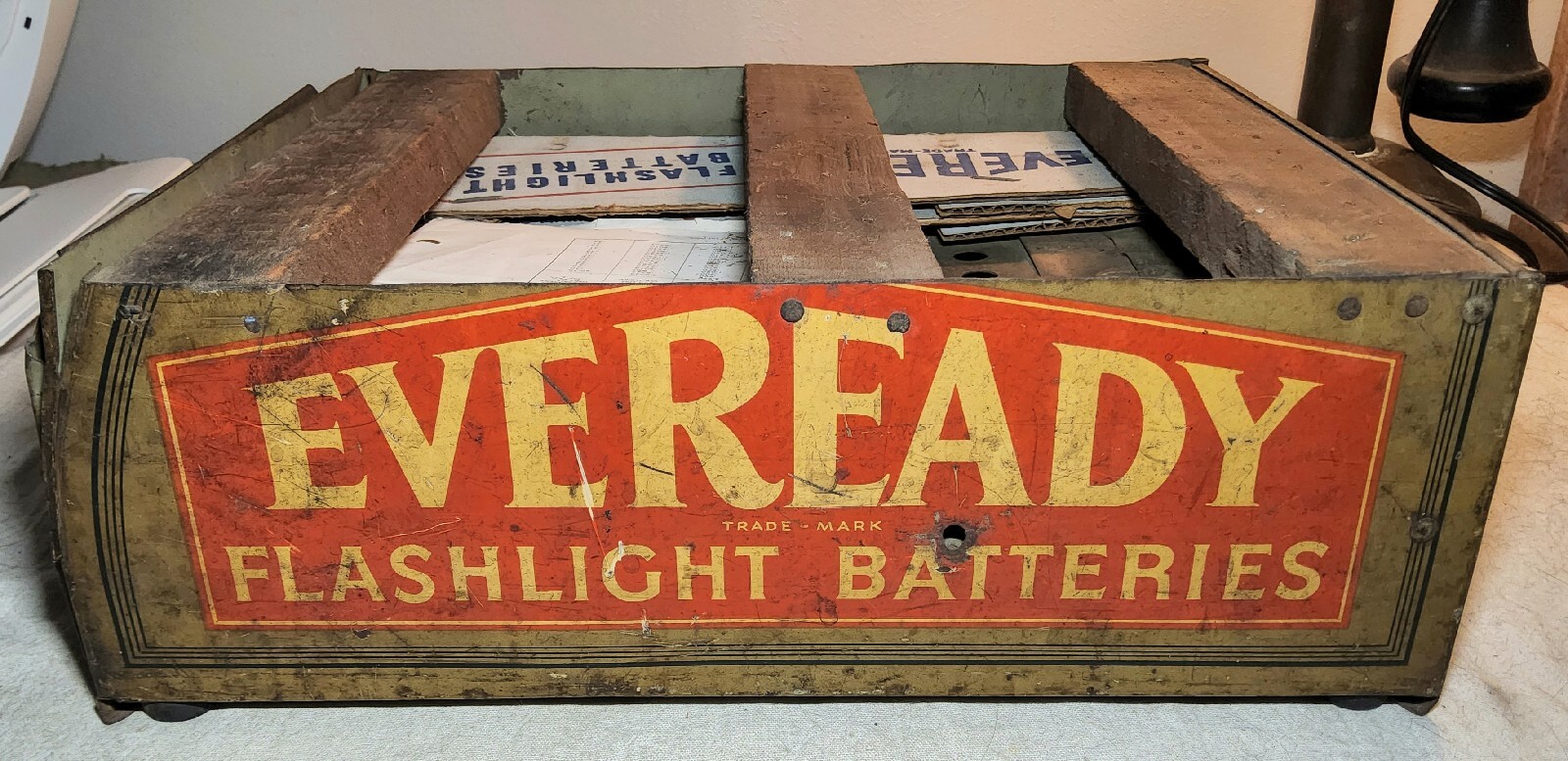 ANTIQUE EVEREADY FLASHLIGHT BATTERIES ADVERTISING METAL STORE DISPLAY RACK BASE