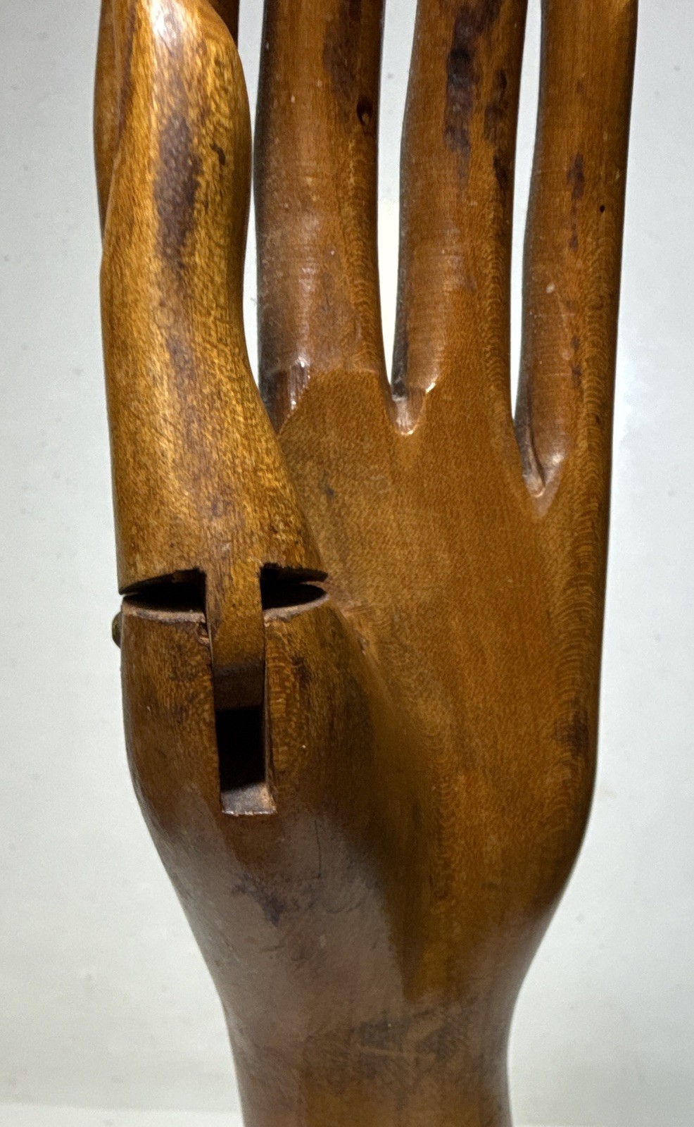 ANTQ EARLY 1900’S HND CRVD WD MANNEQUIN HAND W/JOINTED THUMB GLOVE STORE DISPLAY