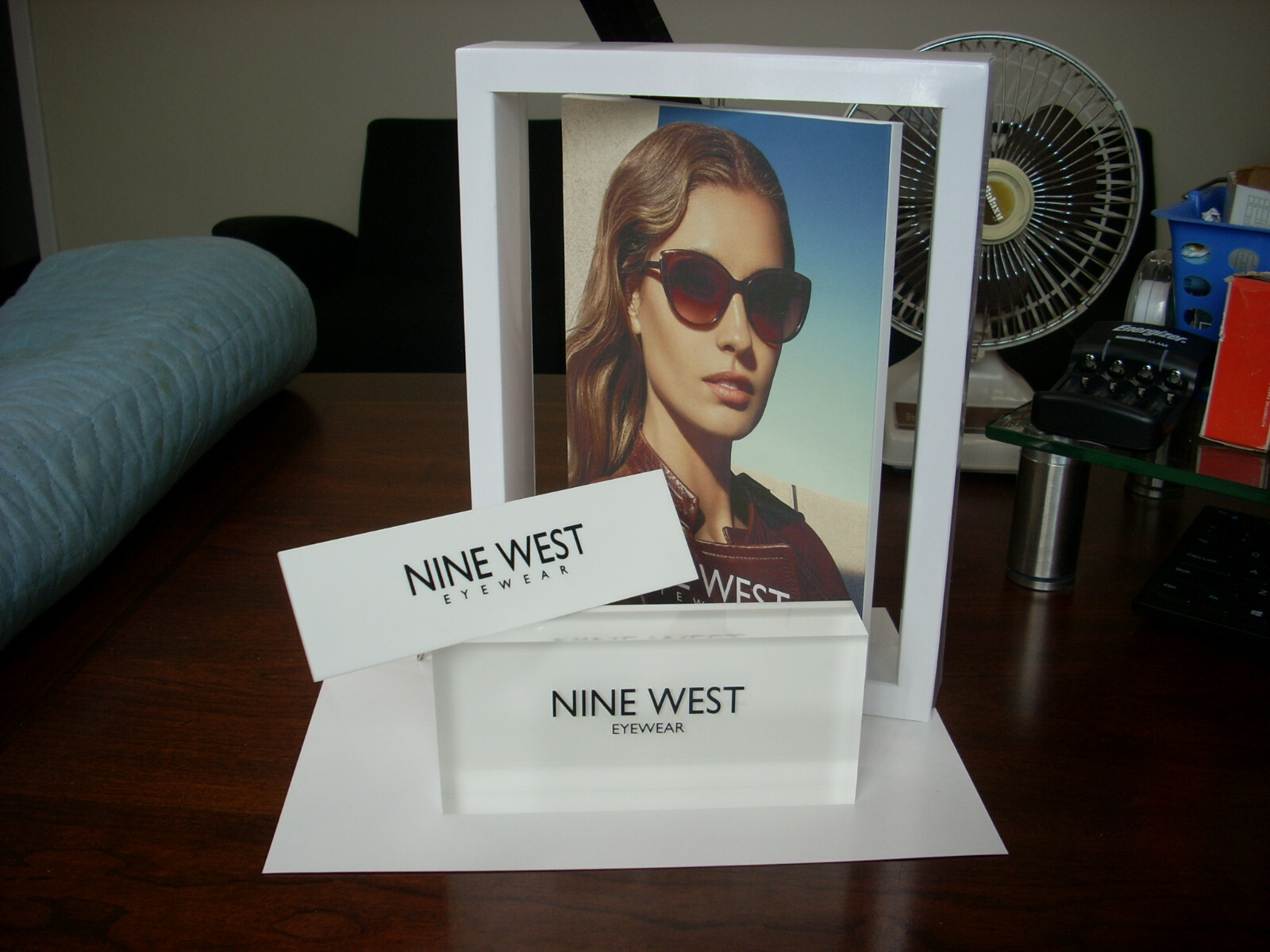 NINE WEST LOGO PLAQUE AND RETAIL DISPLAY RACK MISCELLANEOUS LOT (00)