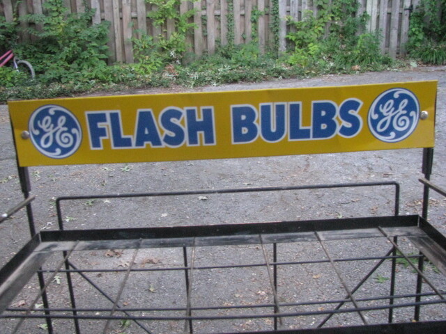  VINTAGE GE FLASH BULBS LARGE ADVERTISING TIN SIGN STORE DISPLAY 37″x19″x14″