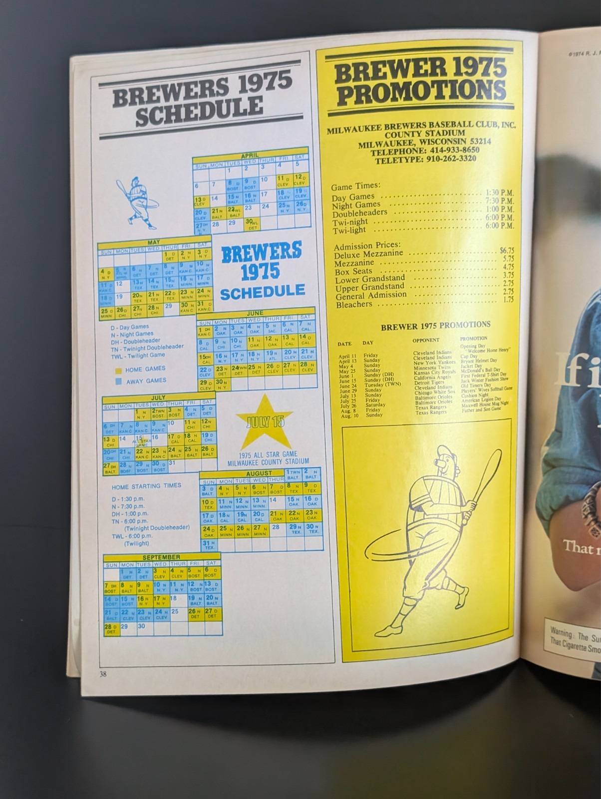 1975 VINTAGE MILWAUKEE BREWERS OFFICIAL SCOREBOOK MAGAZINE HANK is HOME (fl)