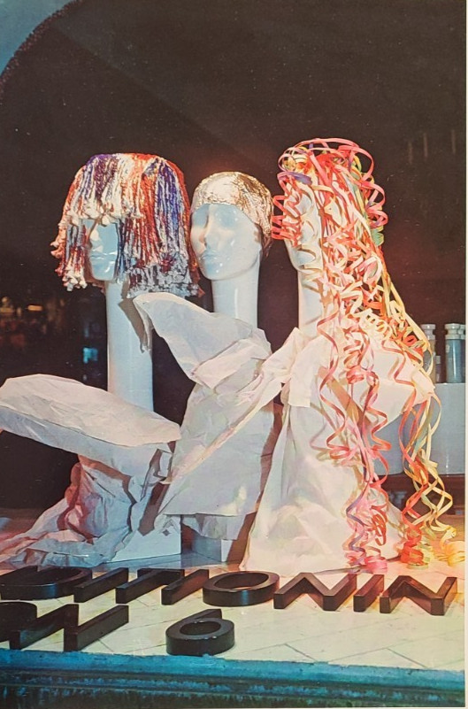 1975 HENRI BENDEL, NY WINDOW DISPLAY PHOTO PRINT THREE C’S OF BEAUTY SALONS