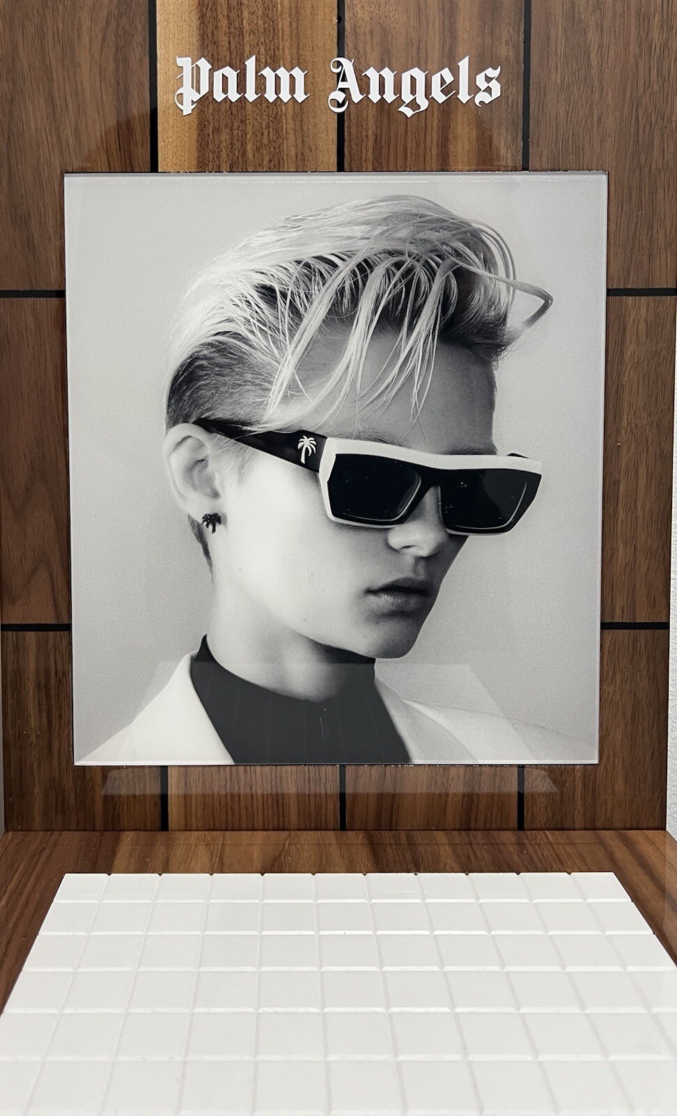 PALM ANGLES – L-Shaped Counter Top Branded Display. Lacquered Wood & White Tile
