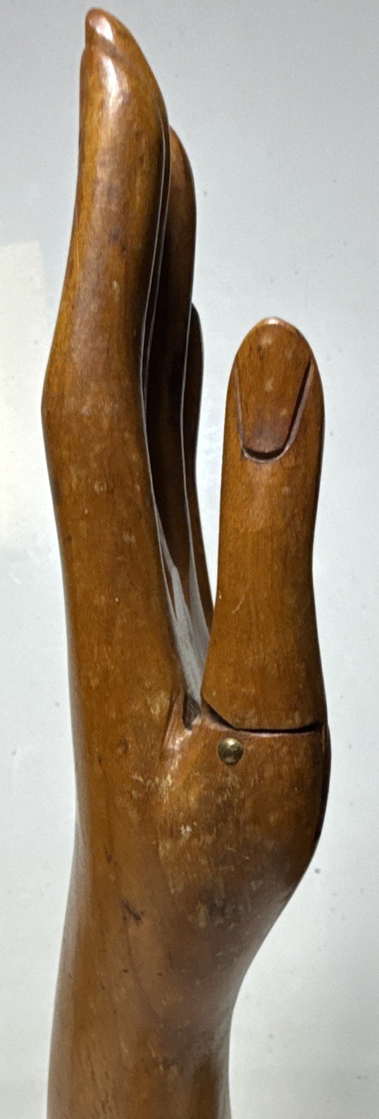 ANTQ EARLY 1900’S HND CRVD WD MANNEQUIN HAND W/JOINTED THUMB GLOVE STORE DISPLAY