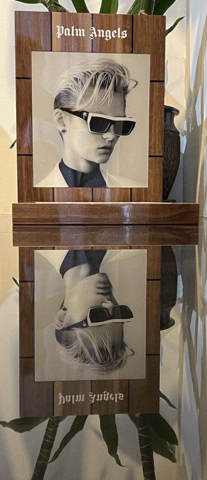 PALM ANGLES – L-Shaped Counter Top Branded Display. Lacquered Wood & White Tile