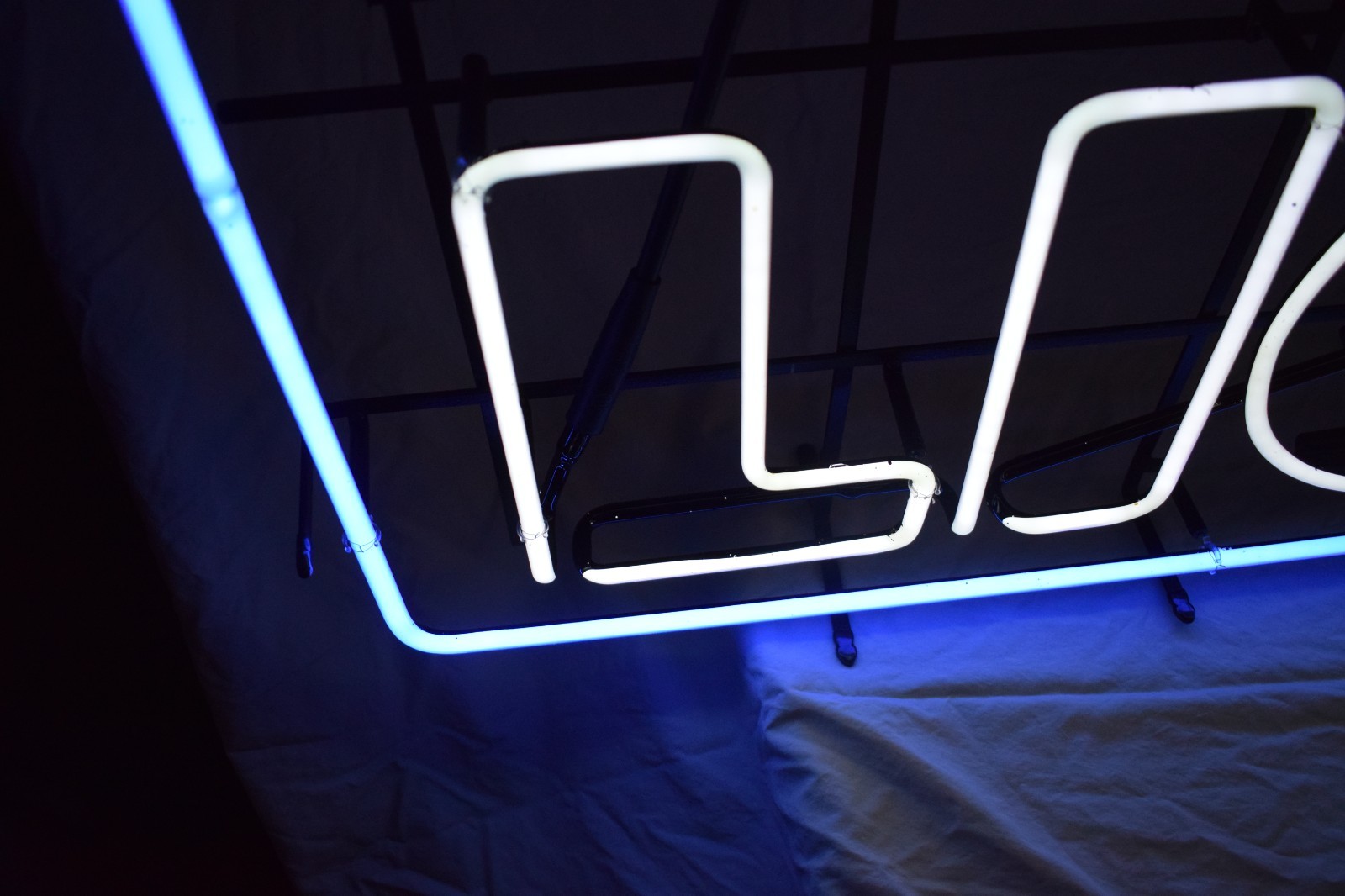 BUD LIGHT NEON SIGN 3 IN 1 WIRE FRAME HUGE 4 FEET WIDE 26″ TALL USA 2016 LED