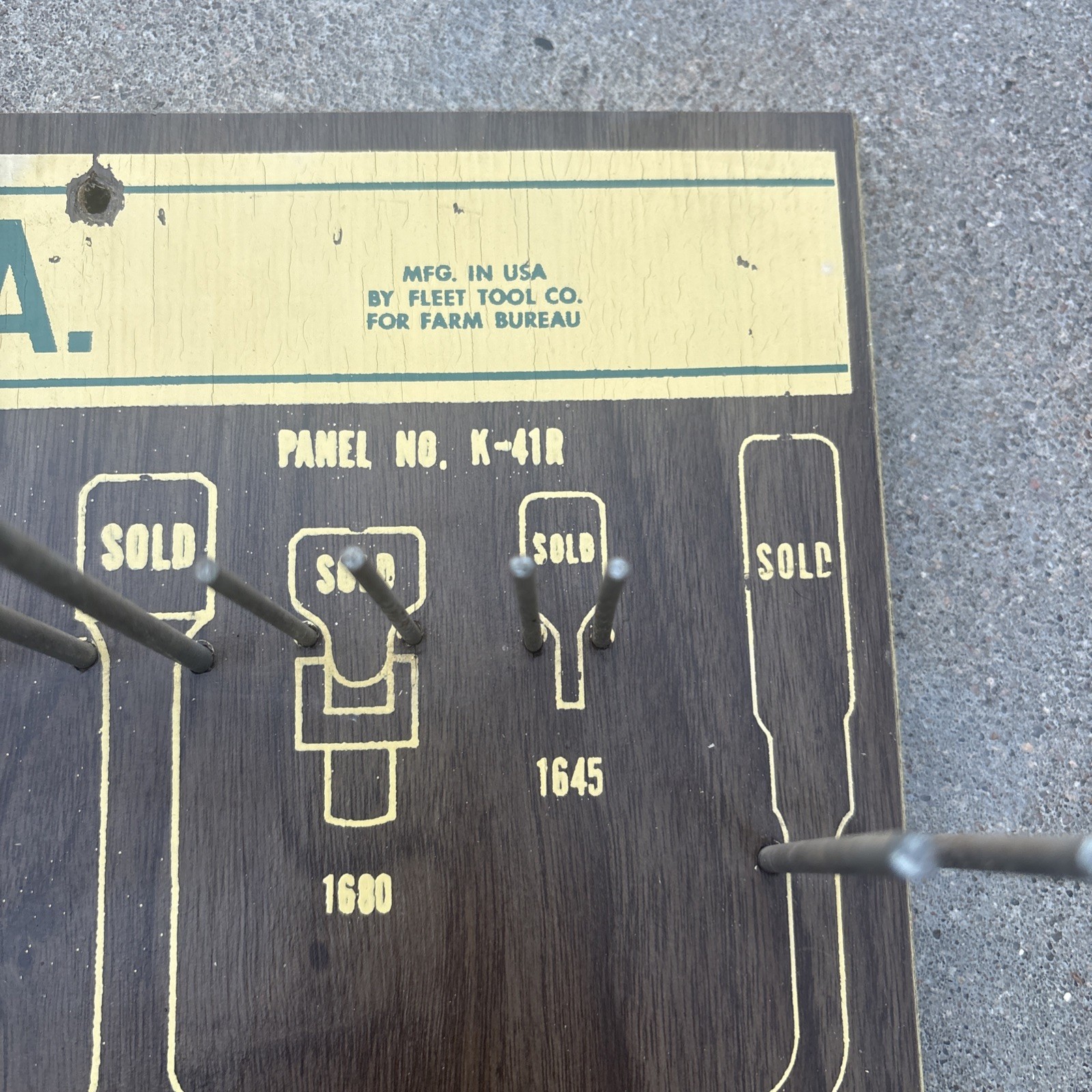 VINTAGE K.A.M.A. BY FLEET TOOL CO. HARDWARE DISPLAY TOOL SET BOARD 24” X 12”