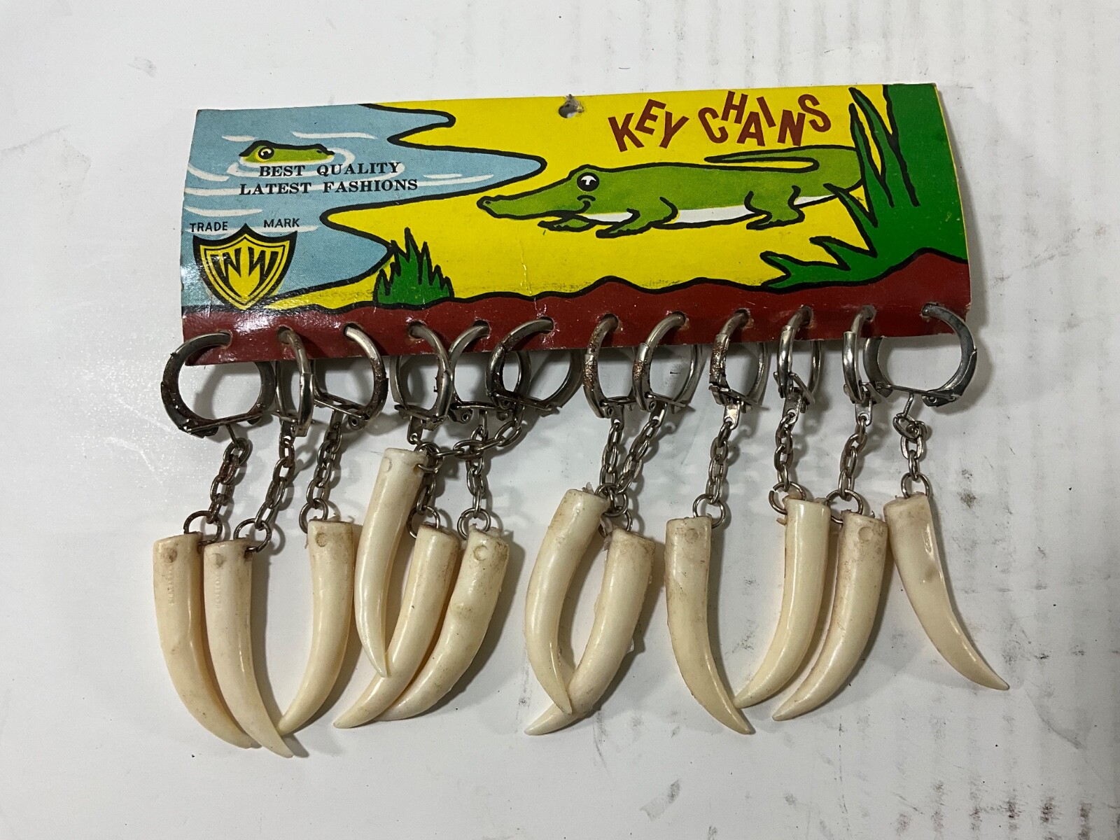 VINTAGE 1960’S STORE DISPLAY KEYCHAINS NOS ALLIGATOR CROCODILE TOOTH