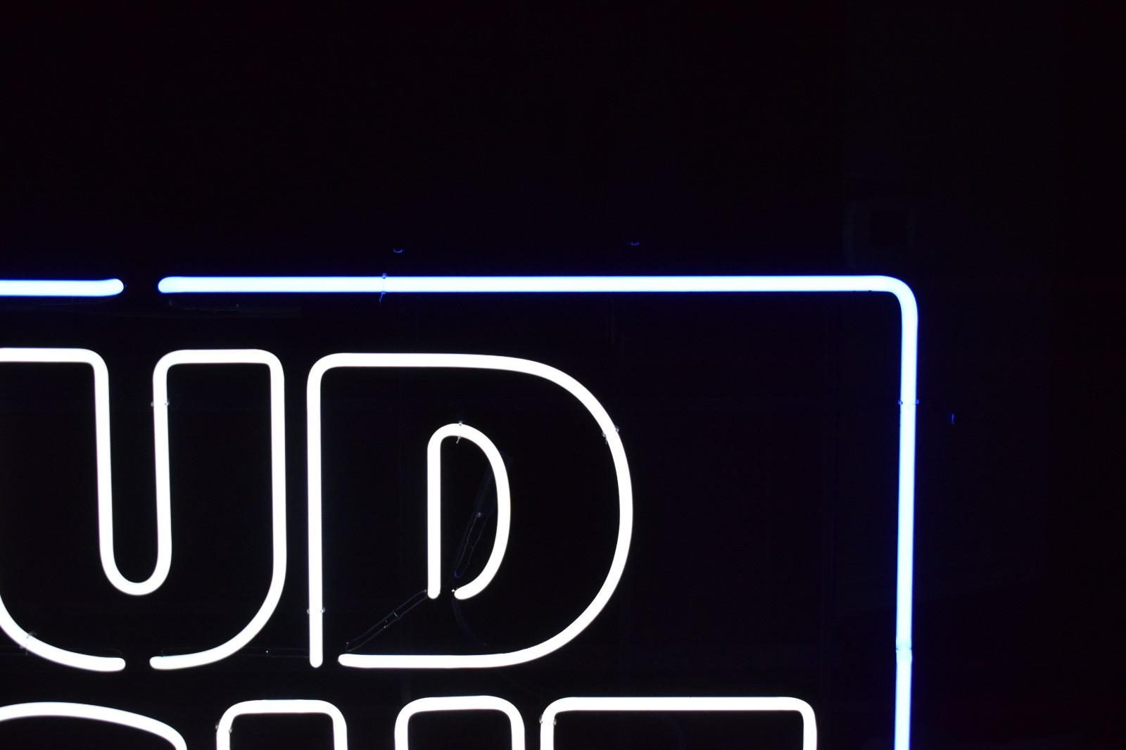 BUD LIGHT NEON SIGN 3 IN 1 WIRE FRAME HUGE 4 FEET WIDE 26″ TALL USA 2016 LED