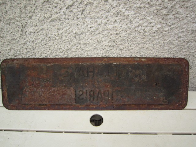 DELAHAY PARIS CAR ACRONYM, PAINTED METAL ENGINE PLATE 1895/1954