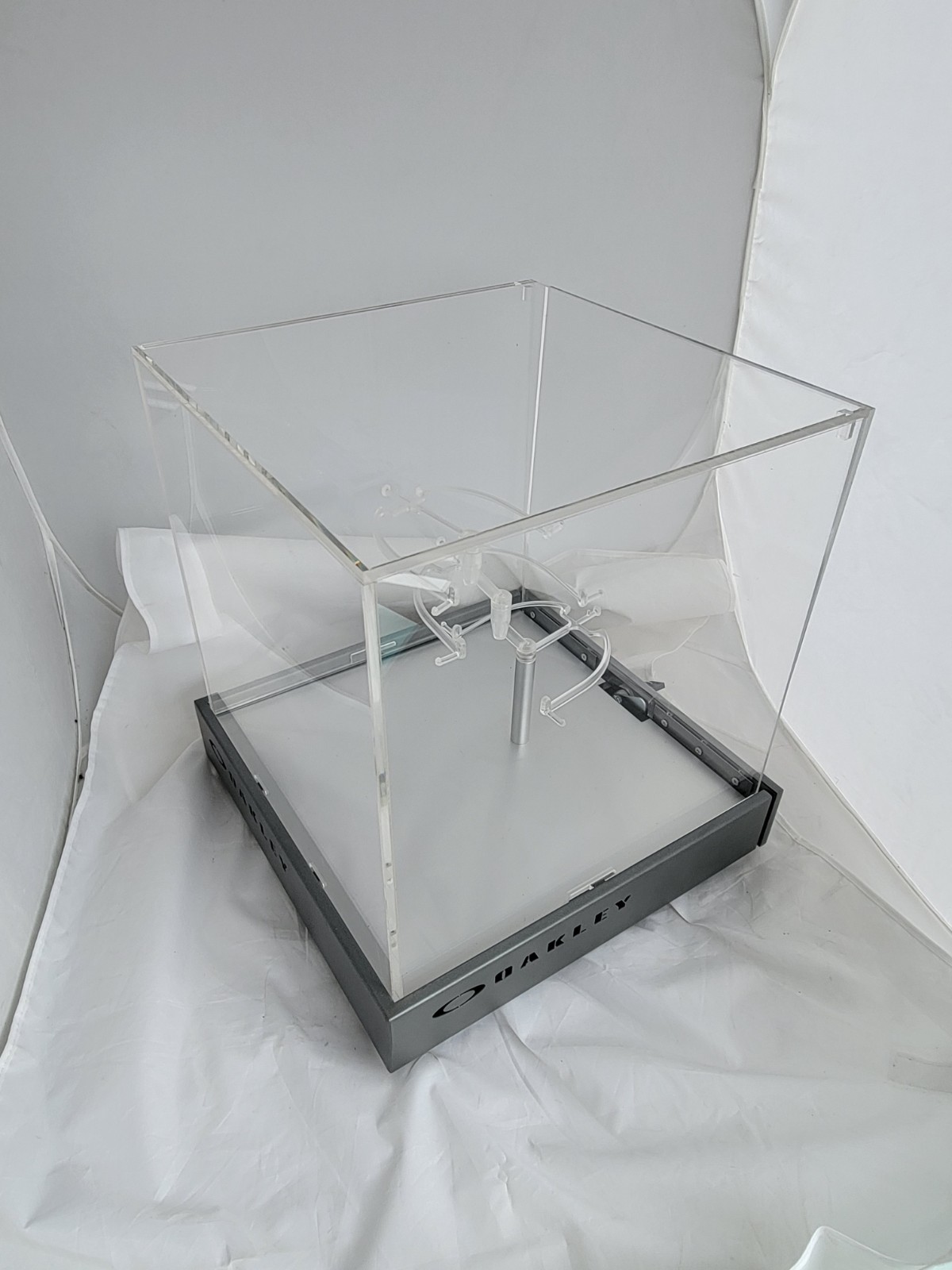 OAKLEY SUNGLASS DISPLAY CASE 4.0 VERSION – Cube – used – Complete with Keys