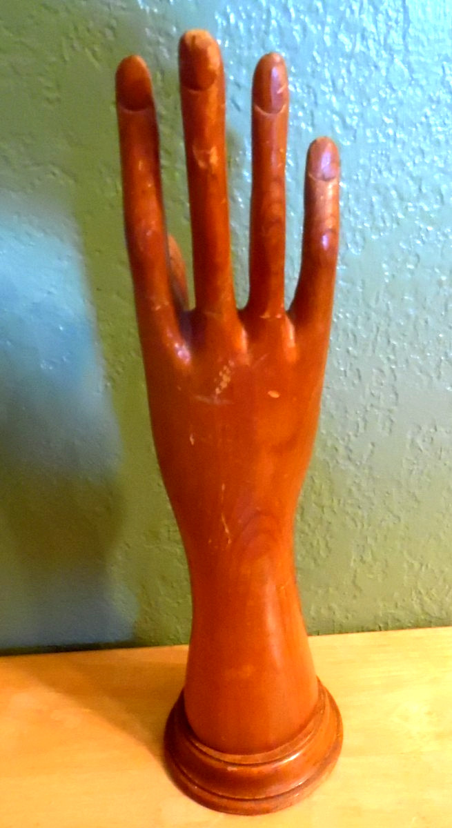 ANTQ EARLY 1900’S HND CRVD WD MANNEQUIN HAND W/JOINTED THUMB GLOVE STORE DISPLAY