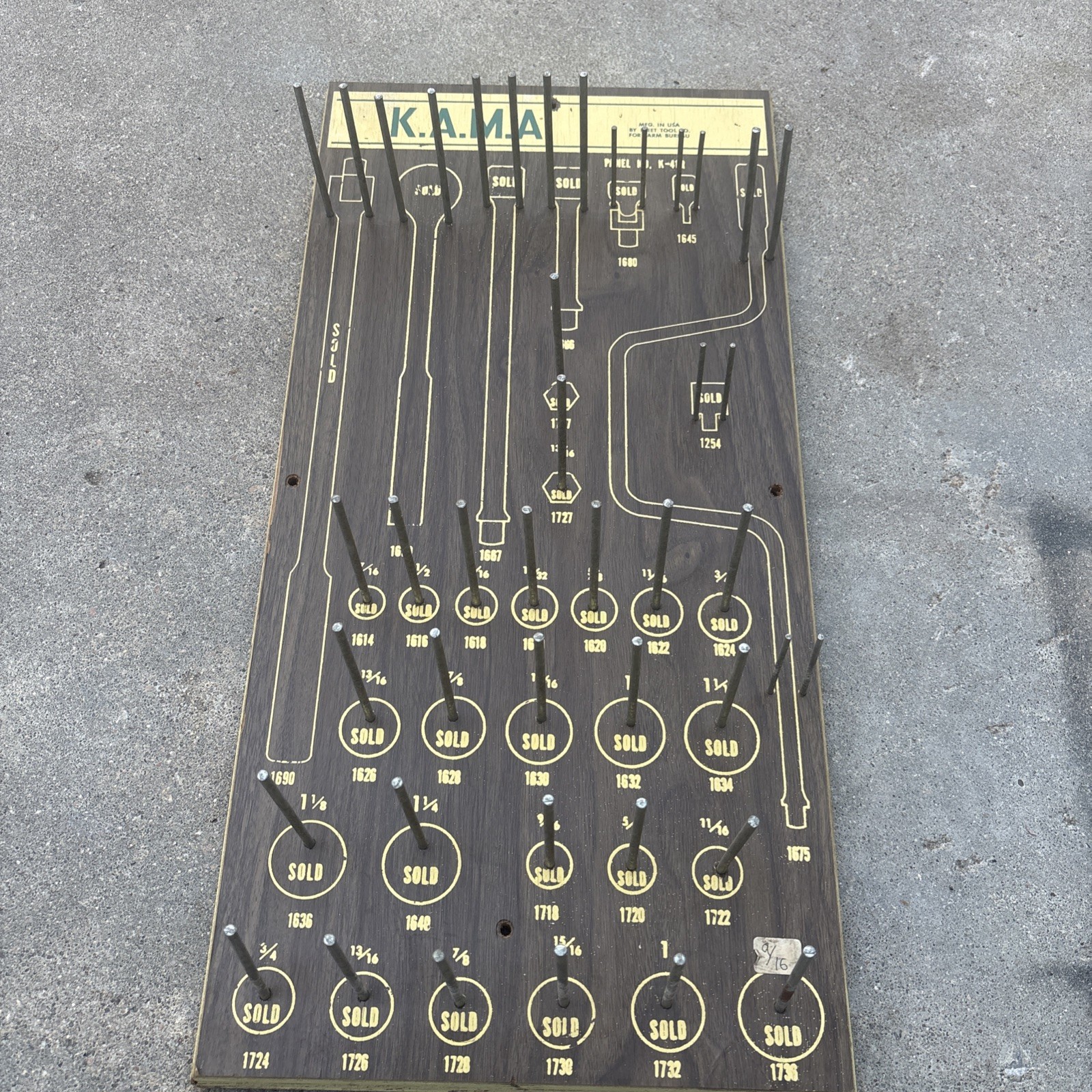 VINTAGE K.A.M.A. BY FLEET TOOL CO. HARDWARE DISPLAY TOOL SET BOARD 24” X 12”