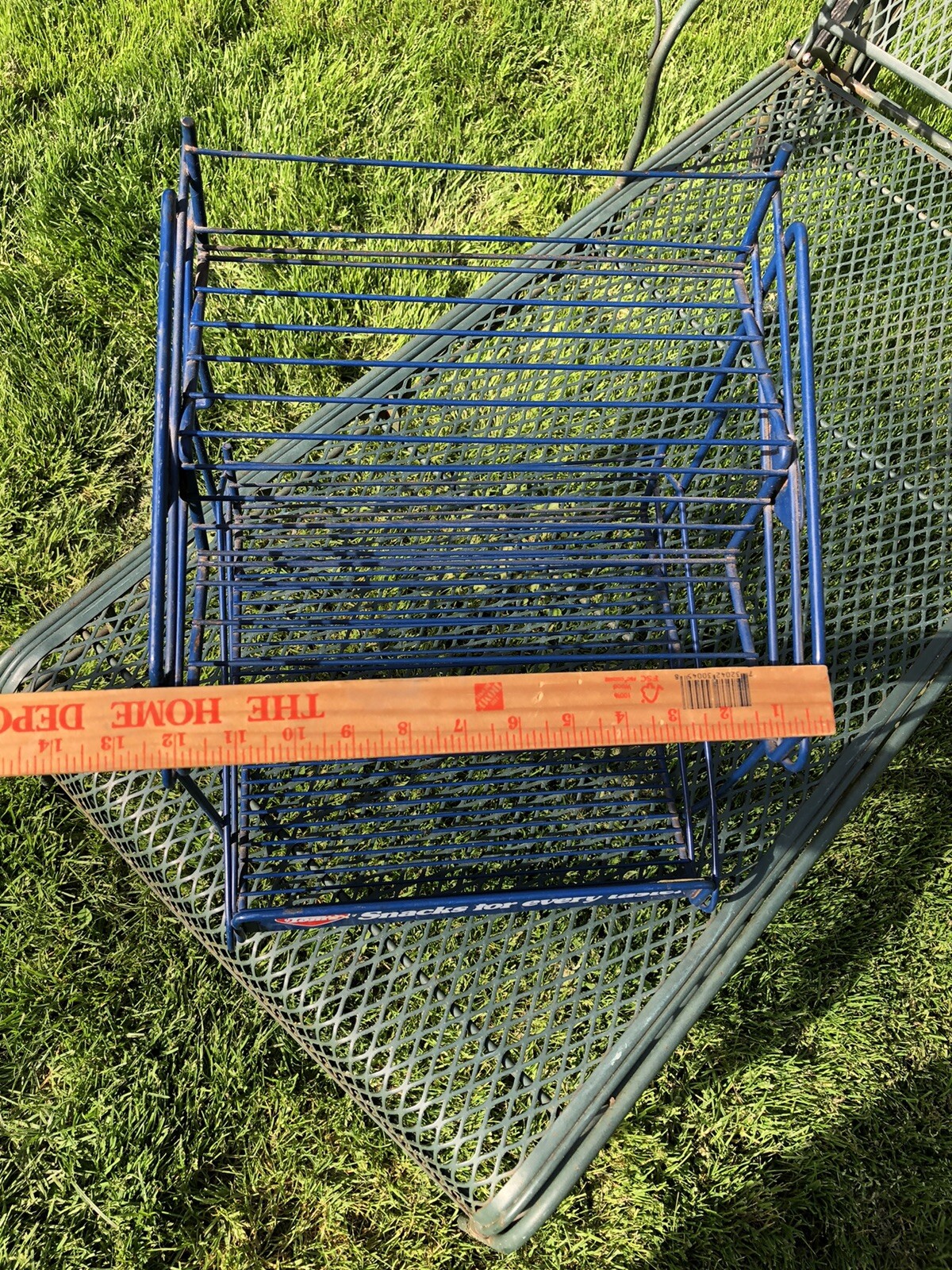 VINTAGE ORIGINAL WIRE “TOM’S” ,,SNACKS FOR EVERY TEST” DISPLAY RACK 17” X 13”