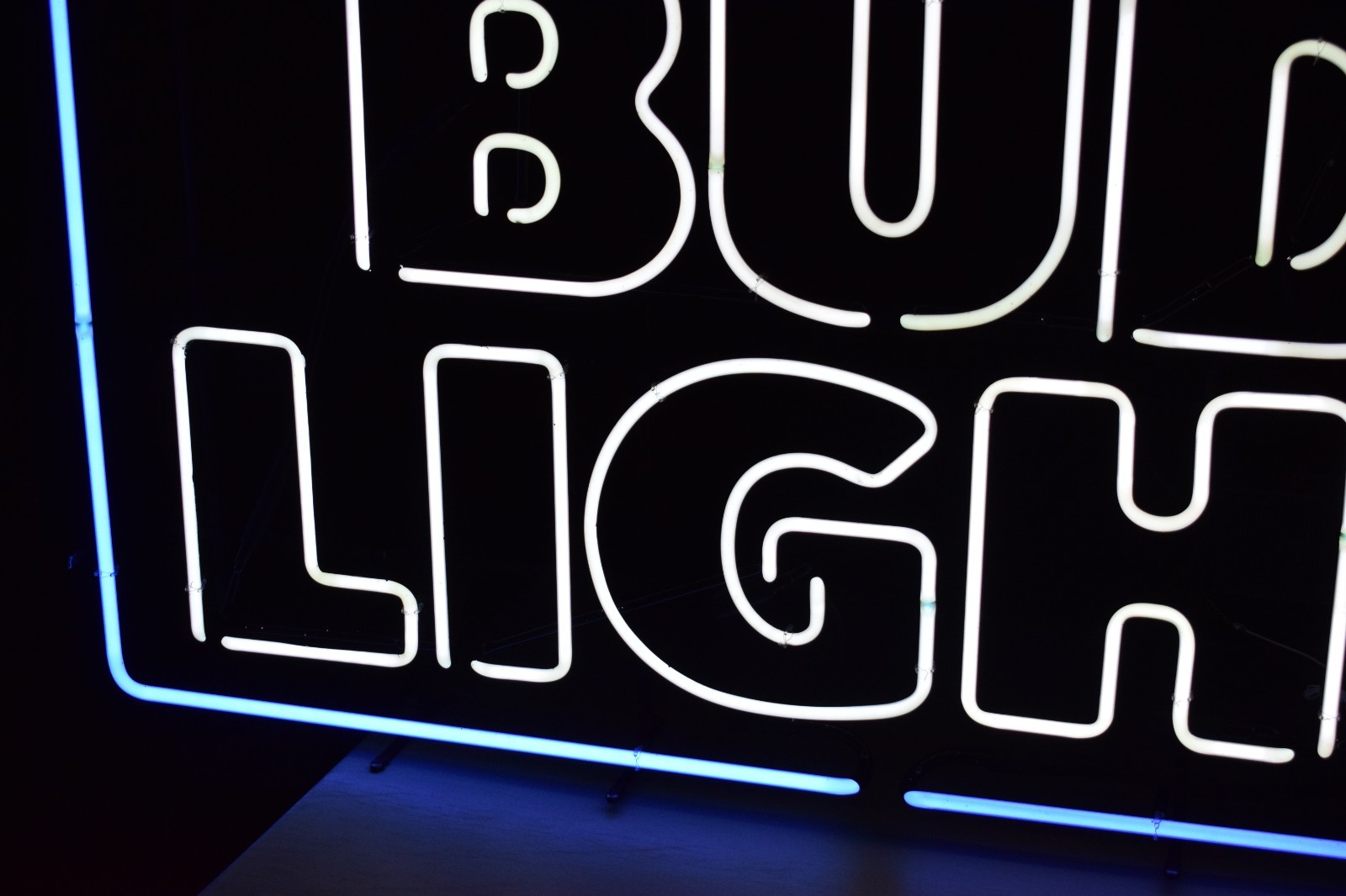 BUD LIGHT NEON SIGN 3 IN 1 WIRE FRAME HUGE 4 FEET WIDE 26″ TALL USA 2016 LED