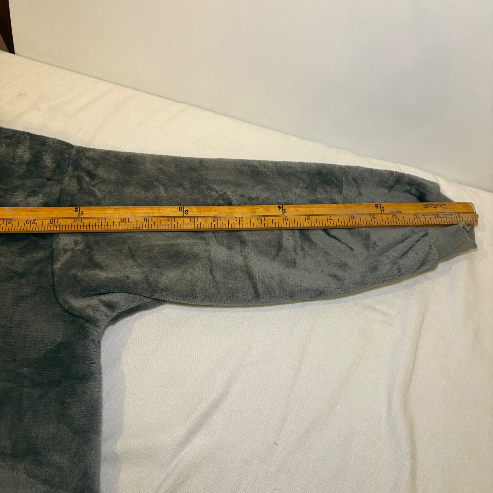 Official Vintage Mrs T’s Pierogies Wearable Blanket Gray RARE Embroidered Logo