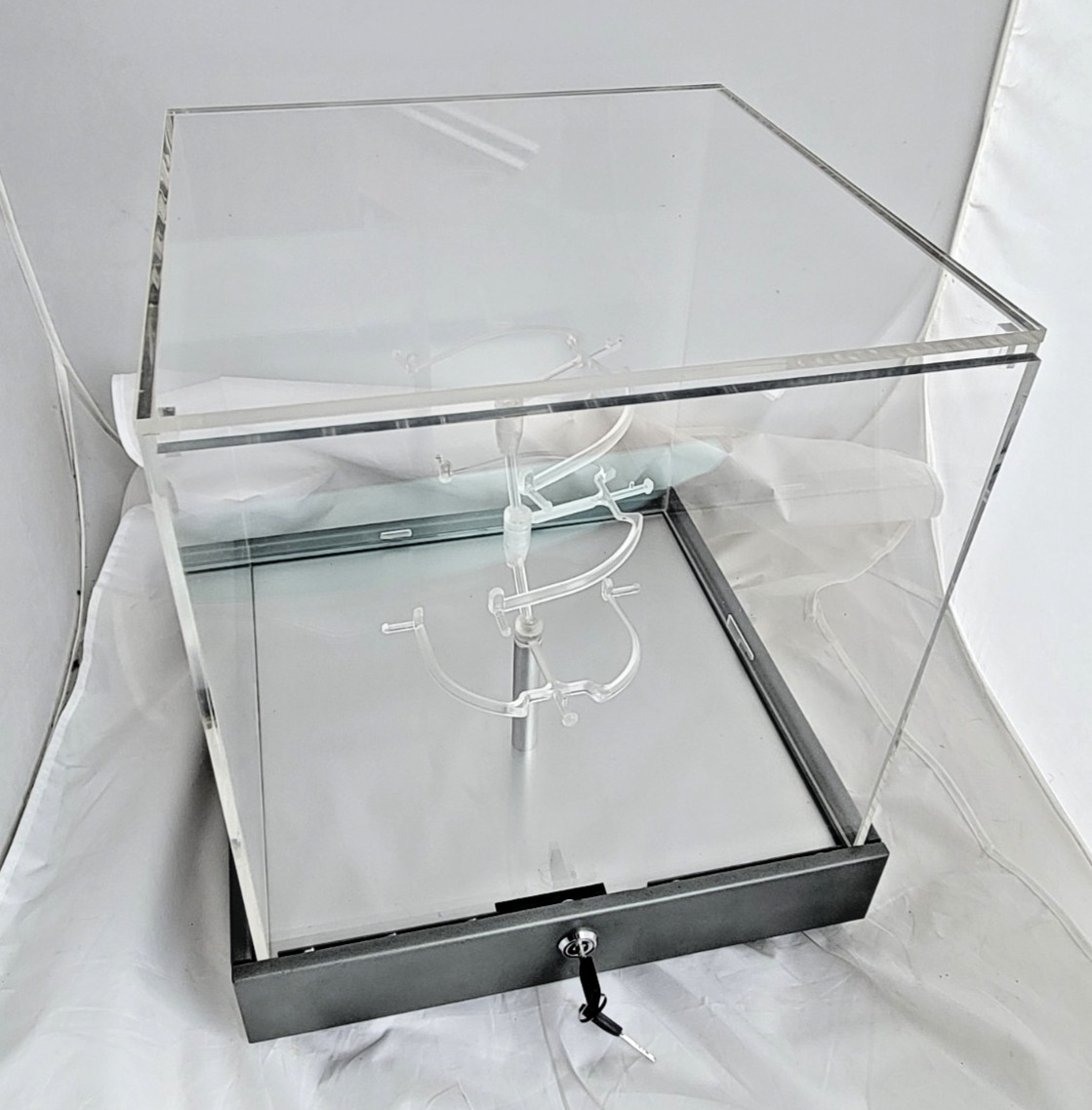 OAKLEY SUNGLASS DISPLAY CASE 4.0 VERSION – Cube – used – Complete with Keys