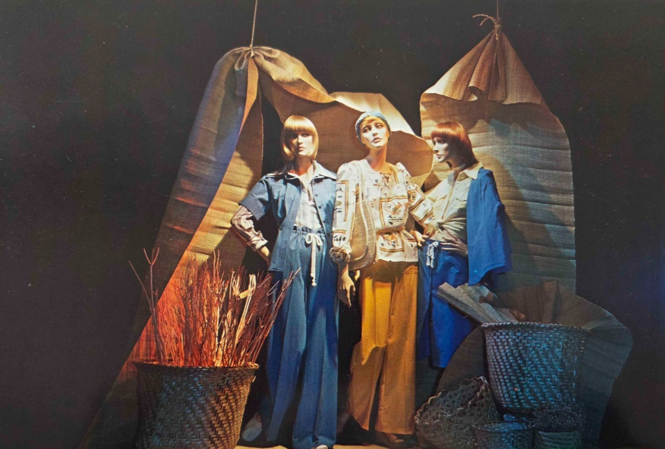 1976 E.J. KORVETTE 34TH ST., NY WINDOW DISPLAY PHOTO PRINT STRAW MAT TENTS