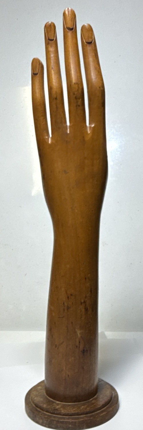 ANTQ EARLY 1900’S HND CRVD WD MANNEQUIN HAND W/JOINTED THUMB GLOVE STORE DISPLAY