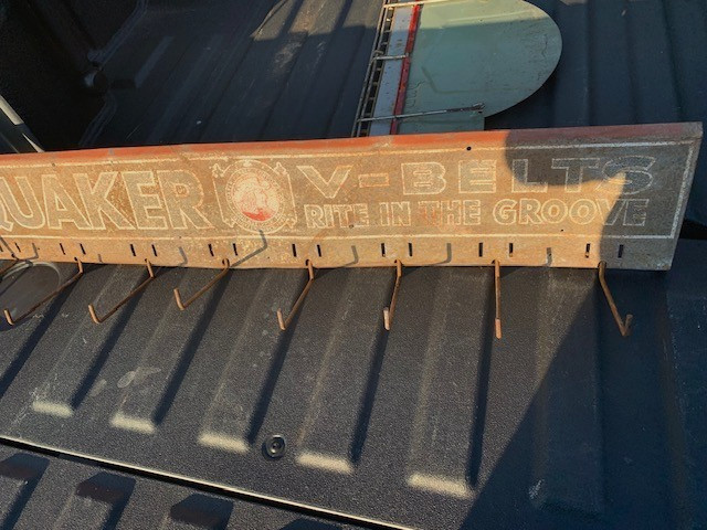 VINTAGE 1940’S QUAKER V-BELTS RACK 35.5 X 6-1/4 REMOVABLE PEGS GREAT WALL HANGER