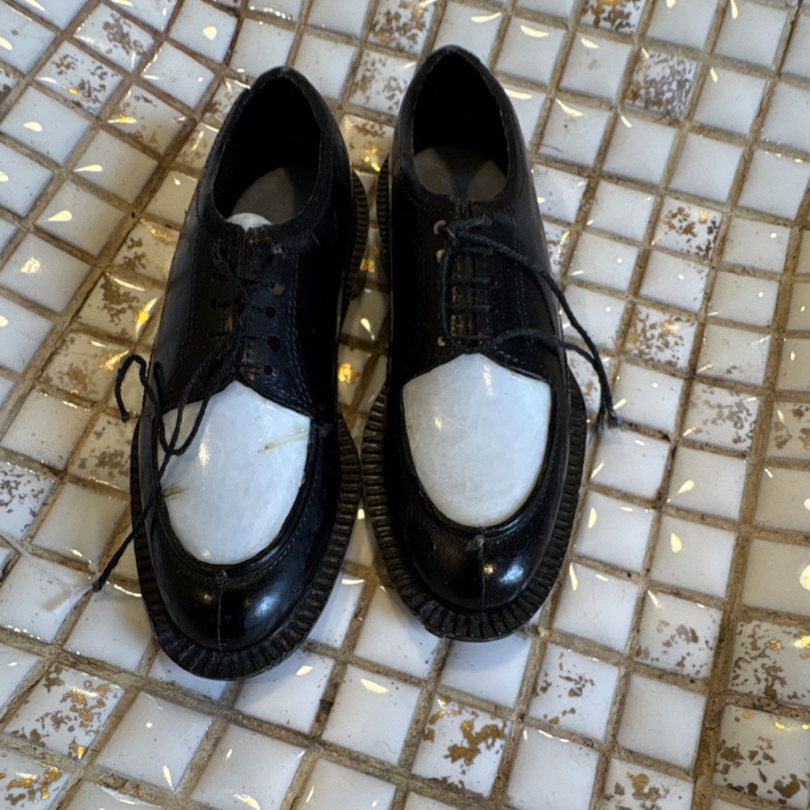 Shoes Salesman Black and White Plastic Set of 2 Made in Hong Kong Two Mold Unit