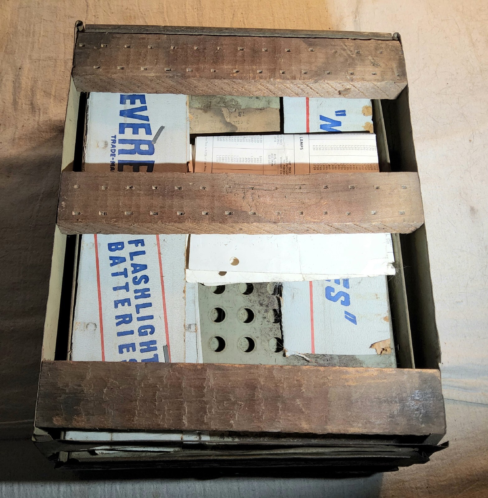 ANTIQUE EVEREADY FLASHLIGHT BATTERIES ADVERTISING METAL STORE DISPLAY RACK BASE