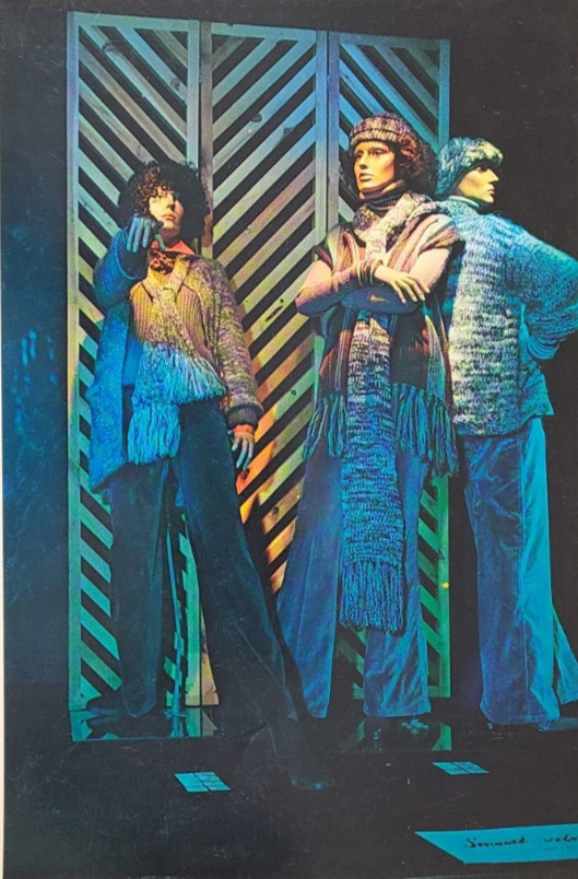 1975 FRANKLIN SIMON , NEW YORK WINDOW DISPLAY PHOTO PRINT POSING SWEATERS