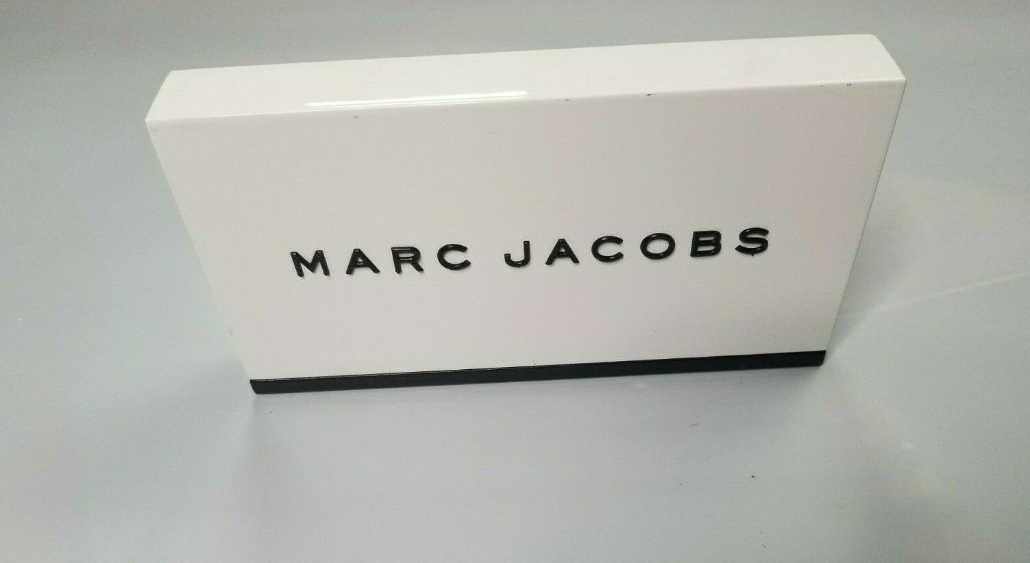 MARC JACOBS LOGO PLAQUE IN CREAM WOOD WITH BLACK BASE